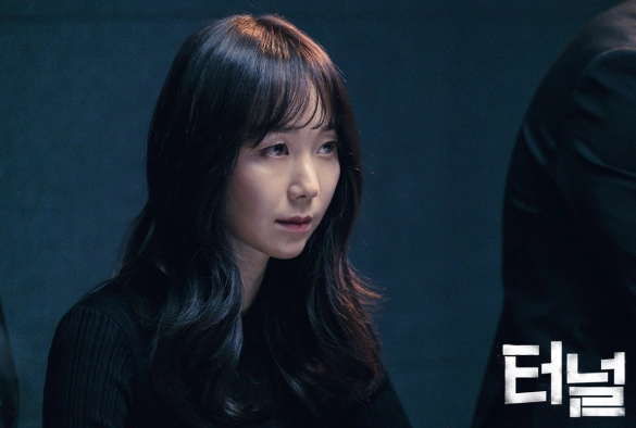 Кадр из дорамы Тоннель