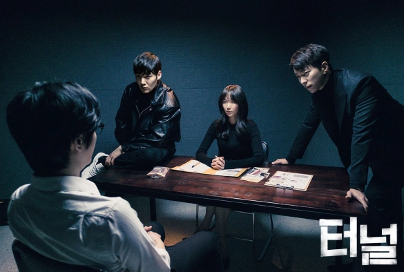 Кадр из дорамы Тоннель