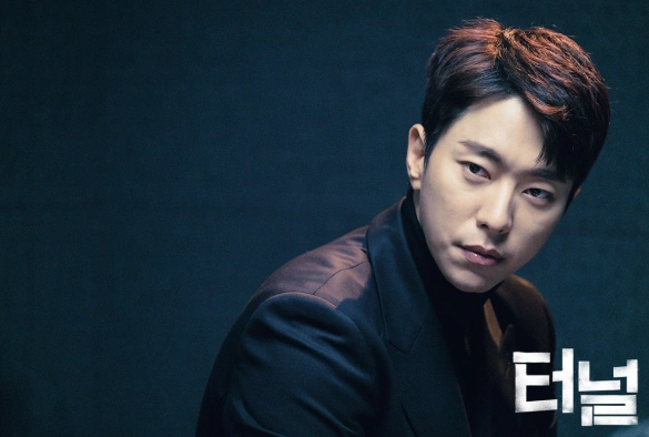 Кадр из дорамы Тоннель