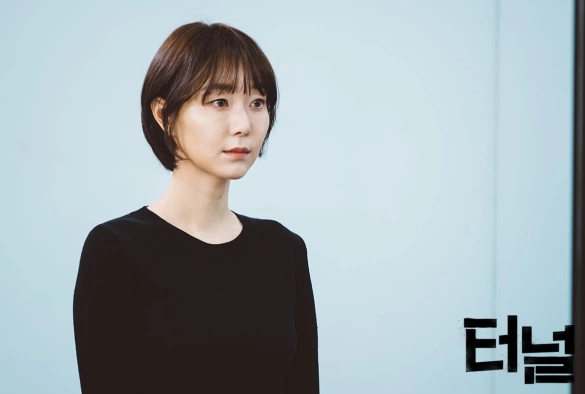 Кадр из дорамы Тоннель