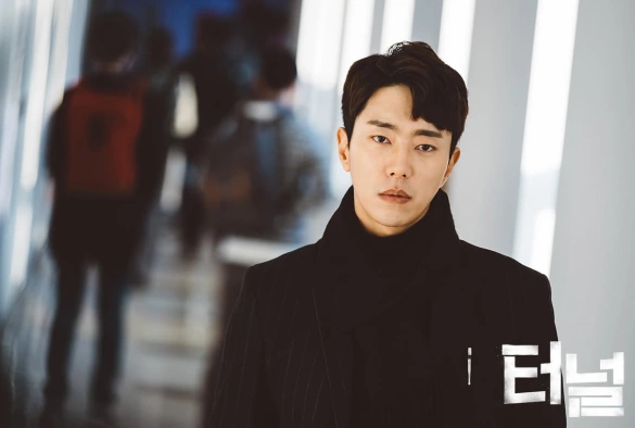 Кадр из дорамы Тоннель