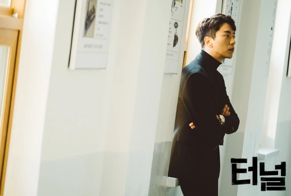 Кадр из дорамы Тоннель