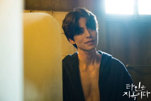 Кадр из дорамы Незнакомцы из ада