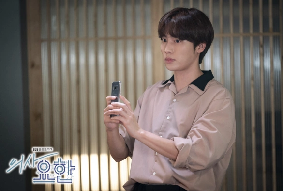 Кадр из дорамы Доктор Ё Хан