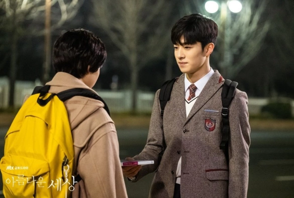 Кадр из дорамы Прекрасный мир