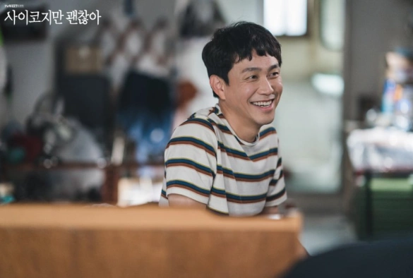 Кадр из дорамы Псих, но всё в порядке