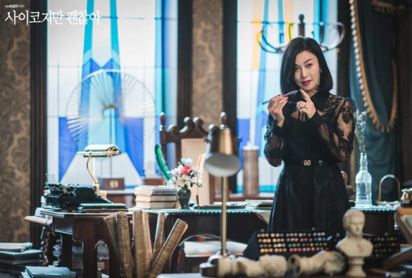 Кадр из дорамы Псих, но всё в порядке