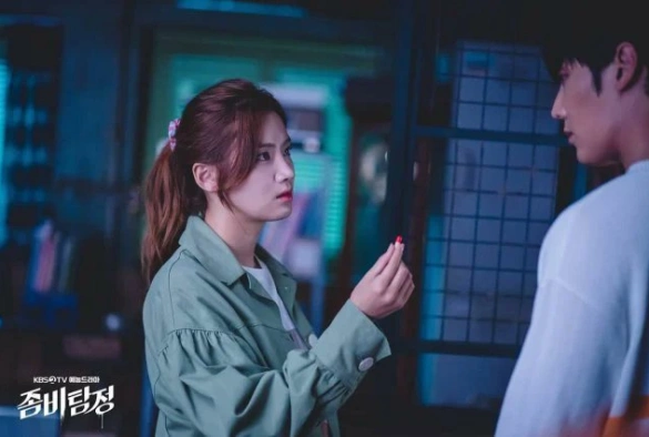 Кадр из дорамы Зомби-детектив