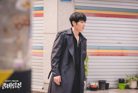 Кадр из дорамы Зомби-детектив