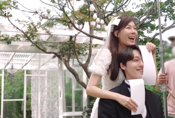 Кадр из дорамы Снова 18