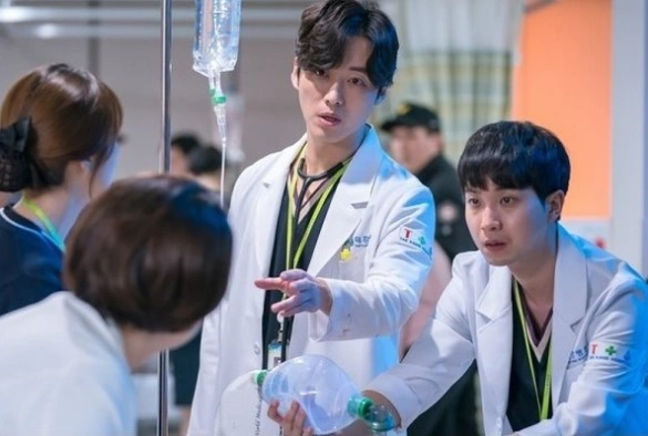 Кадр из дорамы Тюремный врач / Доктор-заключённый