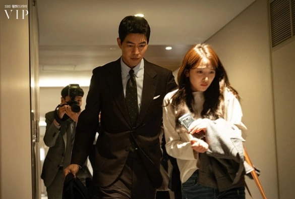 Кадр из дорамы Элис