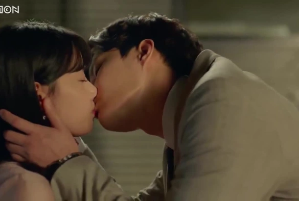 Кадр из дорамы Отец по контракту