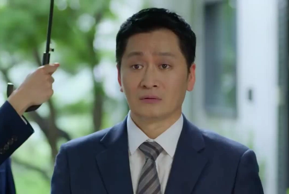 Кадр из дорамы Отец по контракту