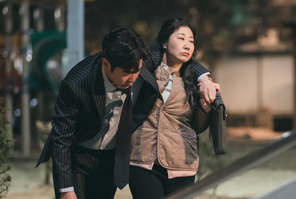 Кадр из дорамы Суровый стажёр