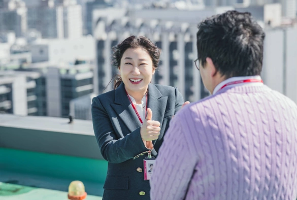 Кадр из дорамы Суровый стажёр