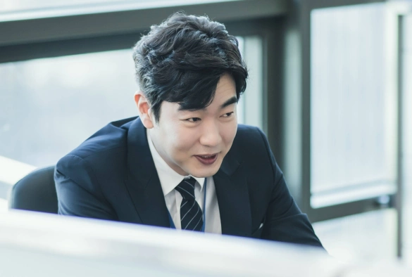 Кадр из дорамы Суровый стажёр