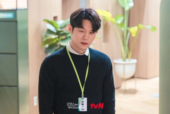 Кадр из дорамы Что ты делаешь в офисе, поделись?