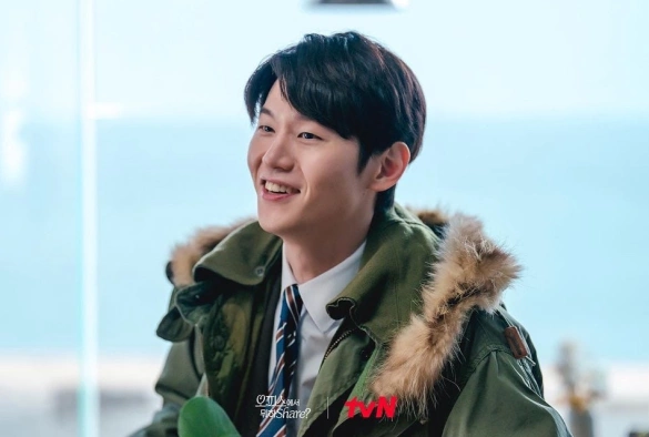 Кадр из дорамы Что ты делаешь в офисе, поделись?