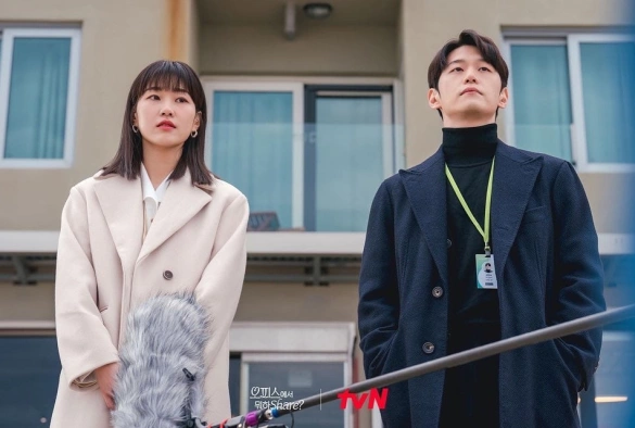 Кадр из дорамы Что ты делаешь в офисе, поделись?