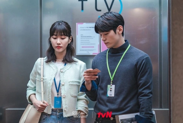 Кадр из дорамы Что ты делаешь в офисе, поделись?