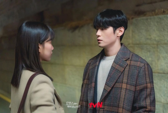 Кадр из дорамы Что ты делаешь в офисе, поделись?