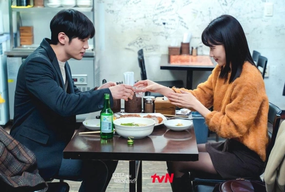 Кадр из дорамы Что ты делаешь в офисе, поделись?