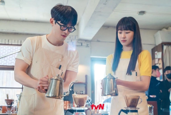 Кадр из дорамы Что ты делаешь в офисе, поделись?