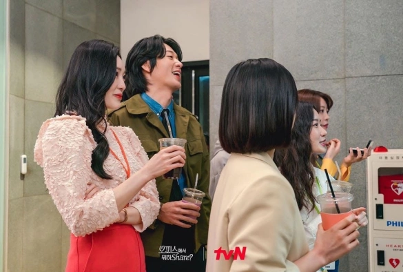 Кадр из дорамы Что ты делаешь в офисе, поделись?