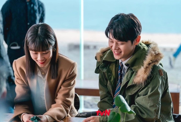 Кадр из дорамы Что ты делаешь в офисе, поделись?