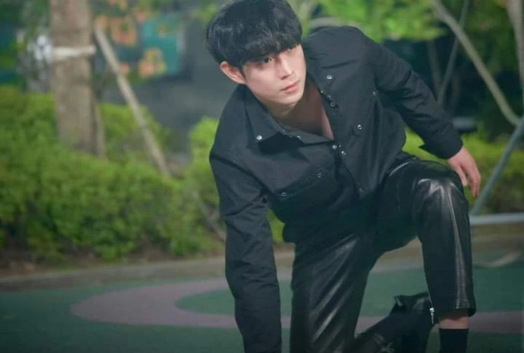 Кадр из дорамы Луна, которая восходит днём