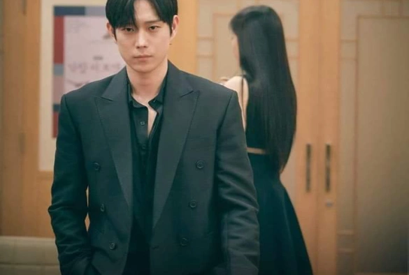 Кадр из дорамы Луна, которая восходит днём