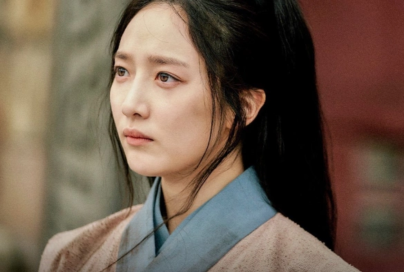 Кадр из дорамы Луна, которая восходит днём