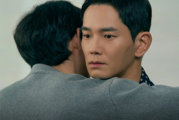 Кадр из дорамы Луна, которая восходит днём