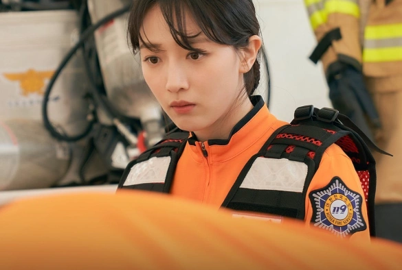 Кадр из дорамы Луна, которая восходит днём