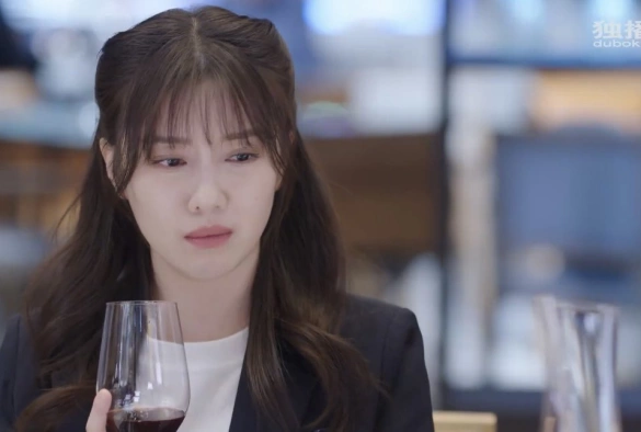 Кадр из дорамы Любя тебя