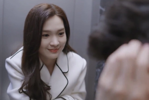 Кадр из дорамы Любя тебя