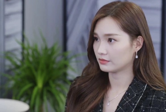 Кадр из дорамы Любя тебя