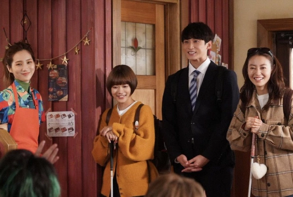 Кадр из дорамы Это любовь: Хулиган и девушка с белой тростью