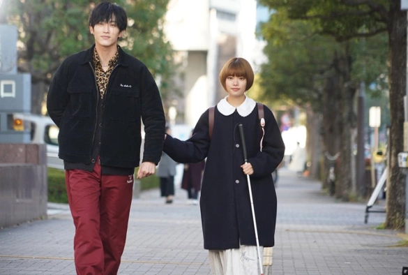 Кадр из дорамы Это любовь: Хулиган и девушка с белой тростью