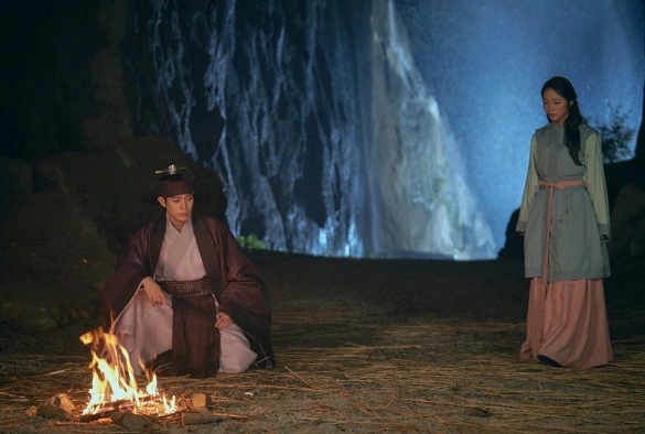 Кадр из дорамы Луна, которая восходит днём