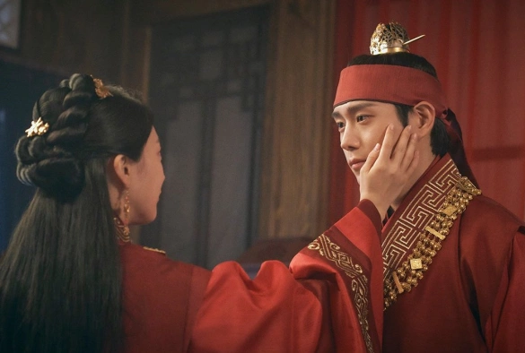 Кадр из дорамы Луна, которая восходит днём