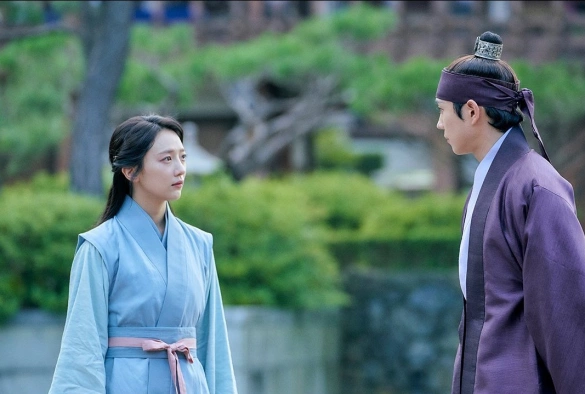 Кадр из дорамы Луна, которая восходит днём