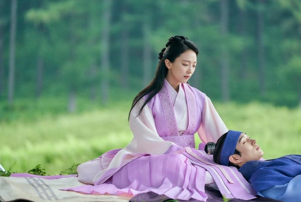 Кадр из дорамы Луна, которая восходит днём