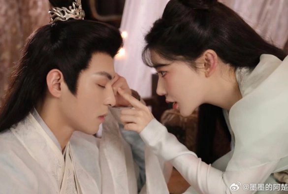 Кадр из дорамы Тайный страж с красными рукавами