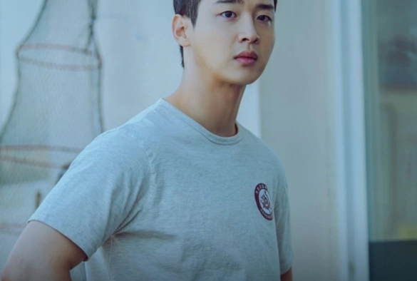 Кадр из дорамы Цветы расцветают даже на песке