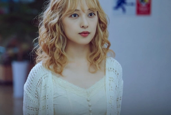 Кадр из дорамы Цветы расцветают даже на песке