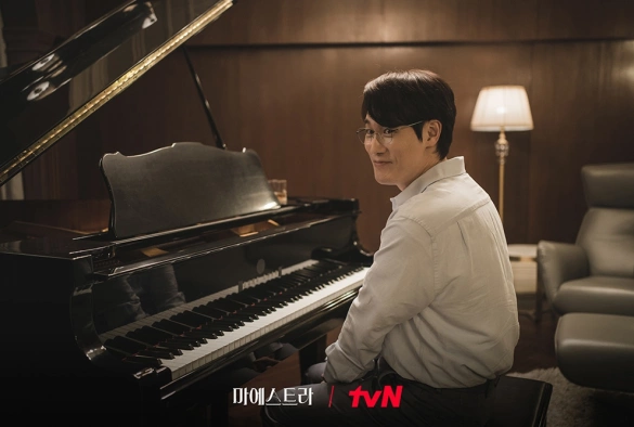 Кадр из дорамы Маэстра