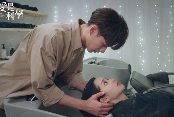 Кадр из дорамы Любовь — это наука?