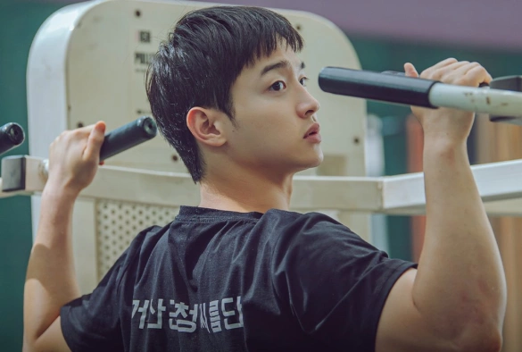 Кадр из дорамы Цветы расцветают даже на песке